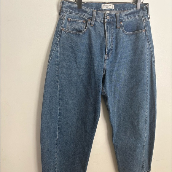 Abercrombie and Fitch Curve Love Mid Rise Barrel Jean Chic Womens Jeans 29 NWOT - Picture 3 of 7